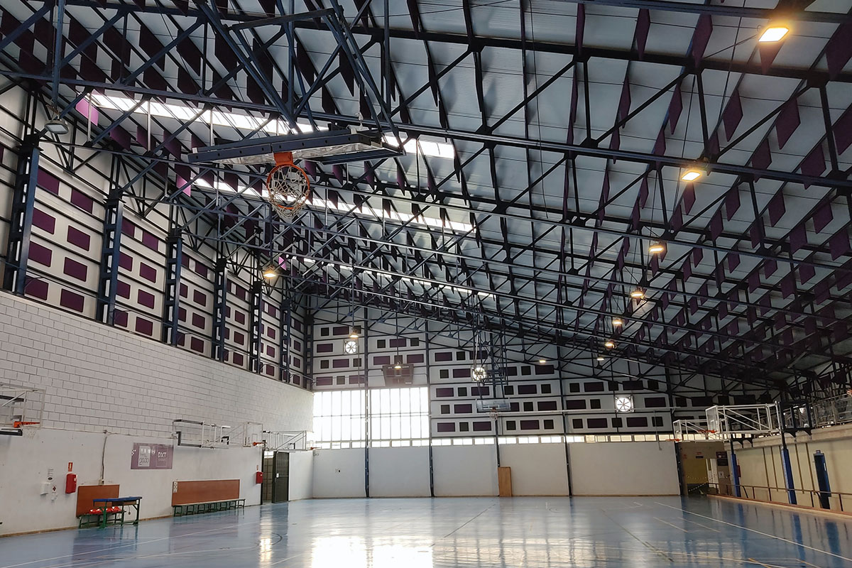 Nueva cubierta interior, con luz cenital natural y luminarias led.