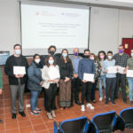 Foto de grupo de las personas premiadas y la representación institucional de las entidades relacionadas con la cátedra.