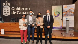 Leire San José, Beatriz Guzman y Javier Mendoza, junto al profesor Cándido Román (d), recogen sus reconocimientos.