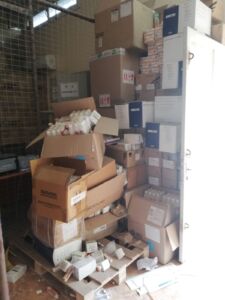 Cajas de medicamentos apiladas en un dispensario de salud de Mauritania.