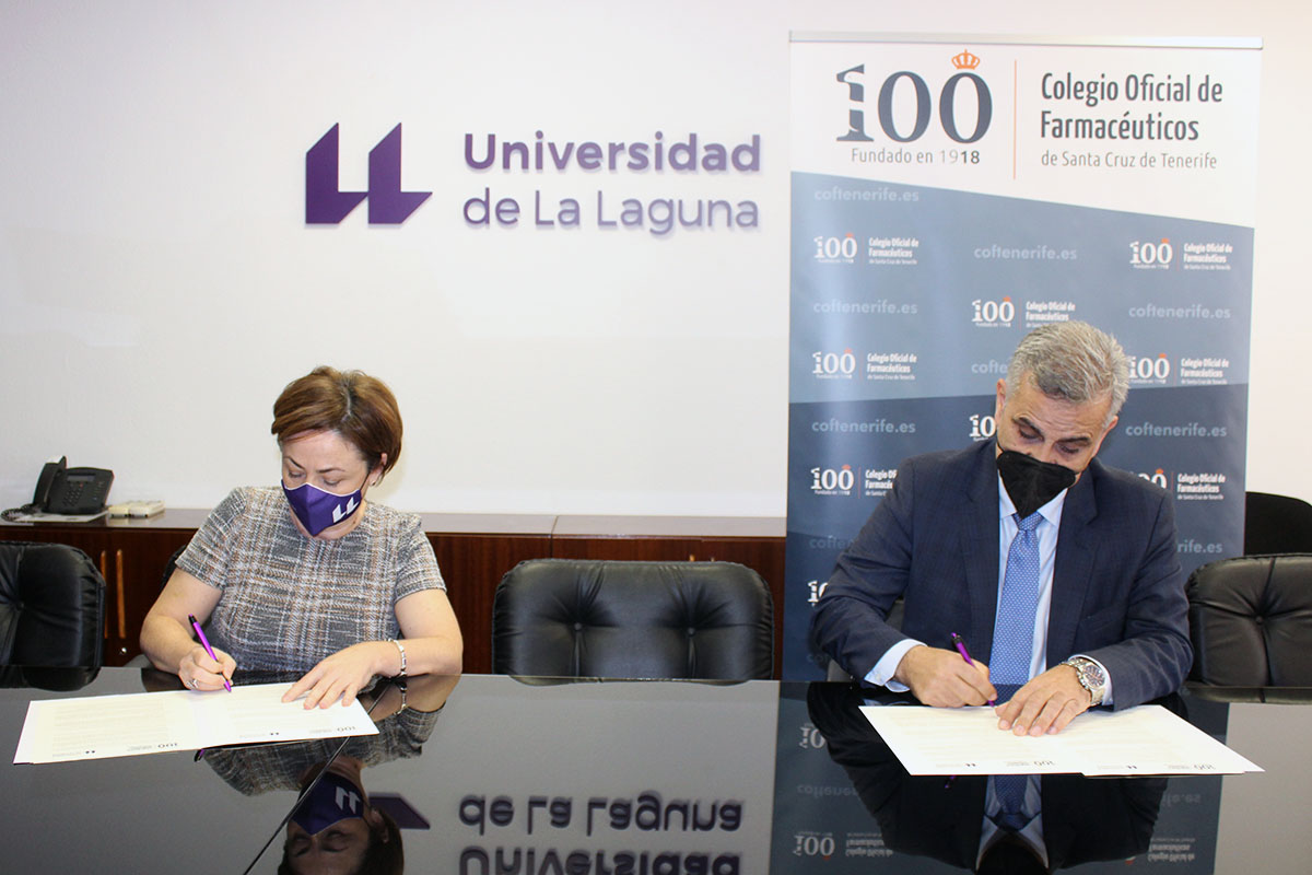 La rectora, Rosa Aguilar Chinea, y el presidente del colegio oficial, Manuel Ángel Galván, durante el acto de firma.