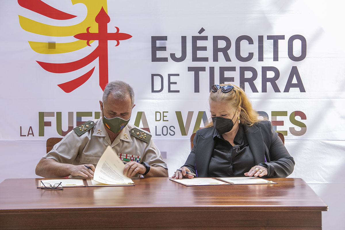 La vicerrectora de Estudiantes, Empleabilidad y Campus de Guajara, Lastenia Hernández, y el Teniente General Jefe del Mando de Canarias del Ejército de Tierra, Alejandro Escámez, firmando el convenio.