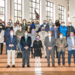Foto de familia de todos los representantes universitarios y municipales que estuvieron en el acto de presentación de esta oferta de cursos.