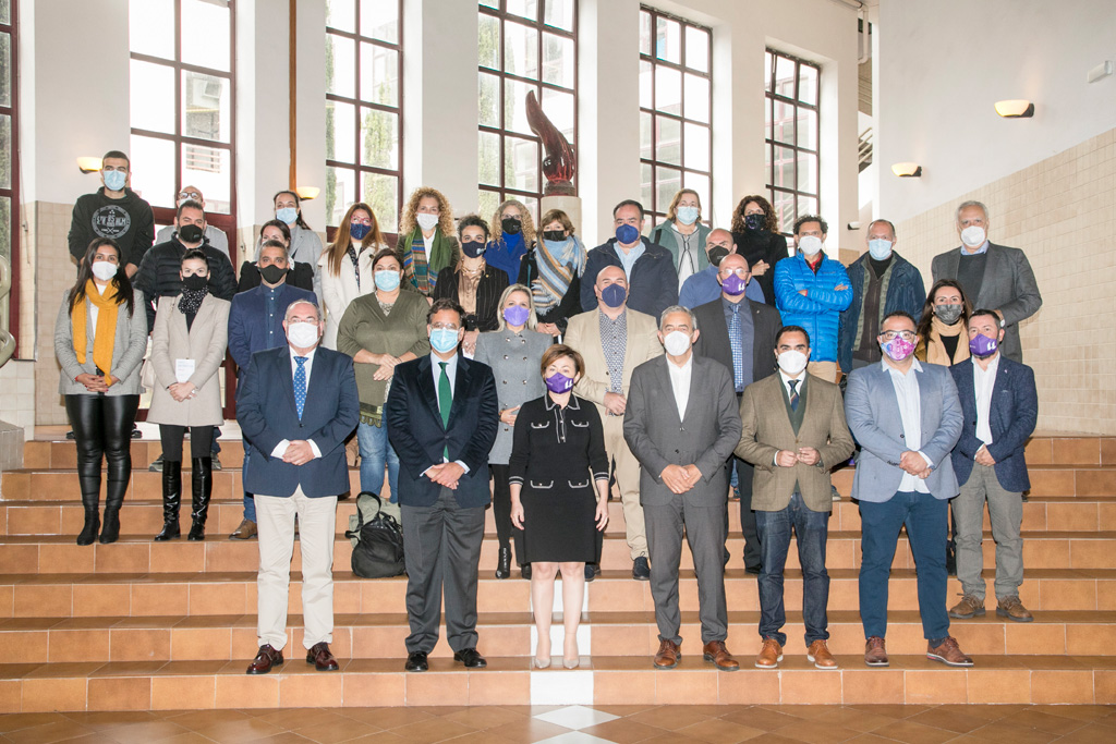 Foto de familia de todos los representantes universitarios y municipales que estuvieron en el acto de presentación de esta oferta de cursos.