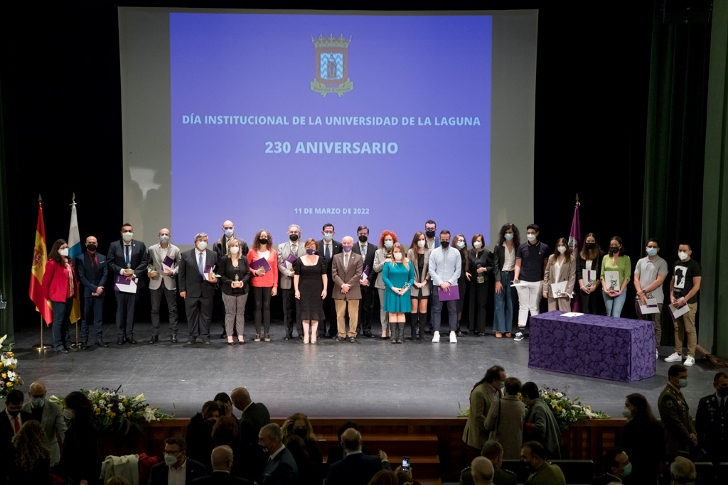Foto de grupo con todas las personas premiadas, tanto por la propia universidad como por Alumni ULL.