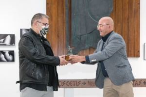El vicerrector entrega uno de los premios a Giordano Raigada