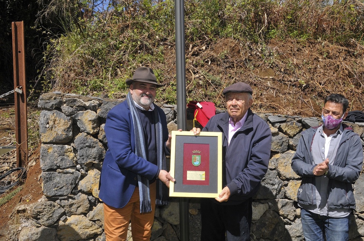 El alcalde Escolástico Gil entrega la placa conmemorativa al profesor Wildpret.