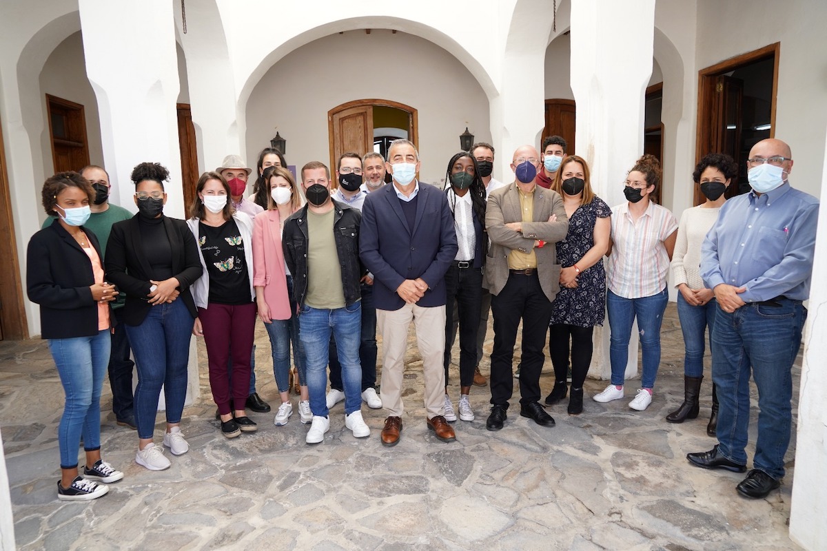 Foto de familia de las personas participantes en el encuentro.