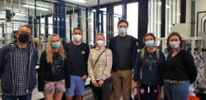 El grupo de estudiantes británicos, flanqueados por parte de los integrantes del grupo TYRA.