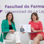 La tutora d ela tesis, Carmen Rubio (i) y la autora d ela tesis, Daida Alberto (d), con el diploma acreditativo de su galargón.