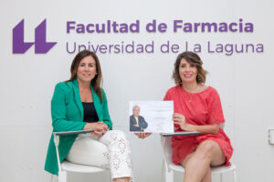 La tutora d ela tesis, Carmen Rubio (i) y la autora d ela tesis, Daida Alberto (d), con el diploma acreditativo de su galargón.