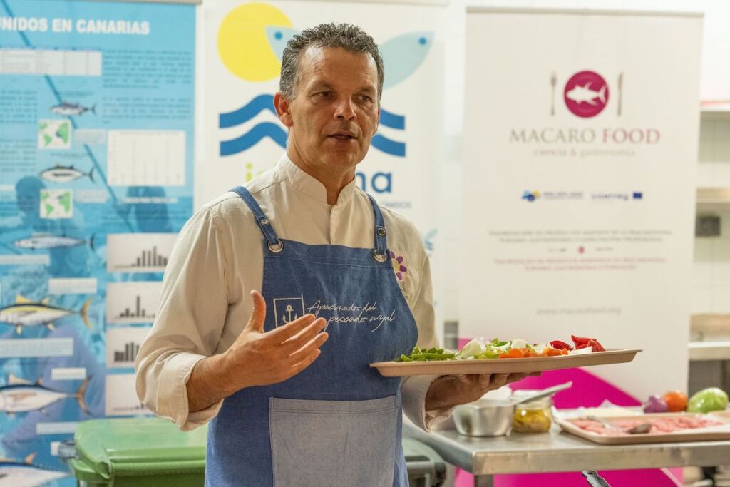 El chef Juan Carlos Clemente, durante la sesión formativa que impartió en la cocina del comedor de la Facultad de Economía, Empresa y Turismo, como acción preparatoria de esta iniciativa.