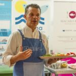 El chef Juan Carlos Clemente, durante la sesión formativa que impartió en la cocina del comedor de la Facultad de Economía, Empresa y Turismo, como acción preparatoria de esta iniciativa.