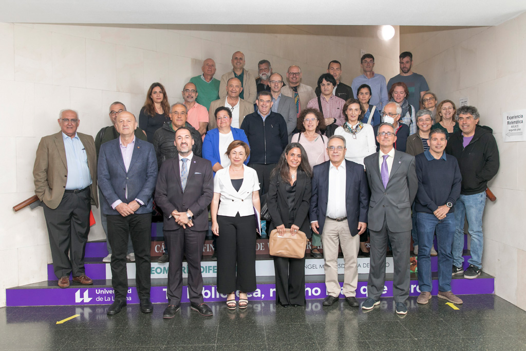 Foto de familia de los representantes institucionales e integrantes del nuevo instituto al término del acto inaugural.