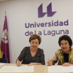 La rectora y la presidenta del Consejo Social, en el momento de firmar los documentos de donación a la ULL.