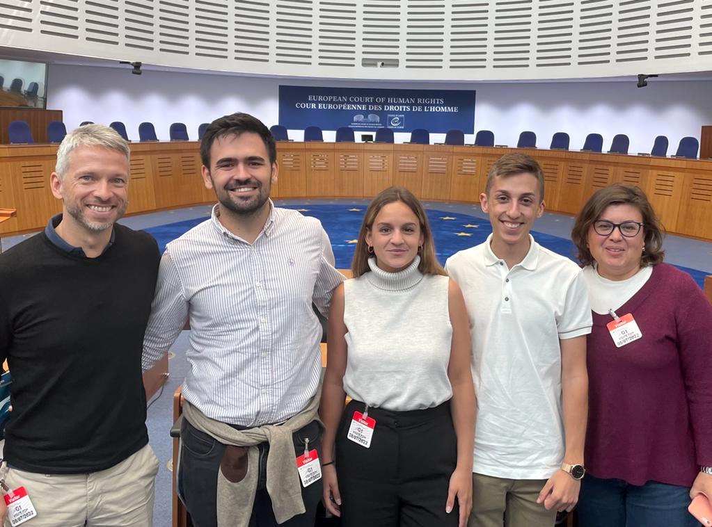 La decana de la Facultad de Derecho (d), junto a parte de la delegación de la ULL participante.