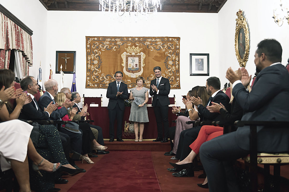 La Rectora, junto al Alcalde de La Laguna y el Presidente del Parlamento de Canarias, en el acto de lectura del pregón.