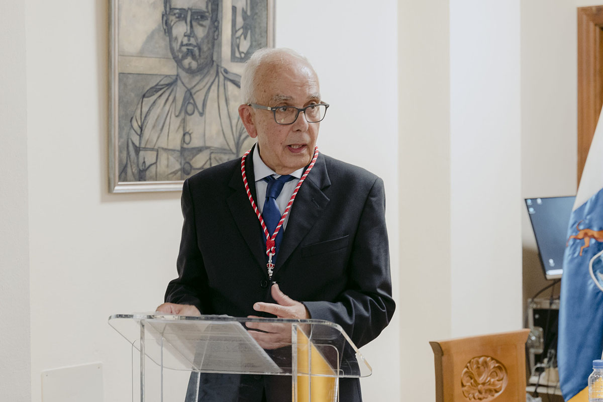 El profesor Méndez Pérez durante la ceremonia.