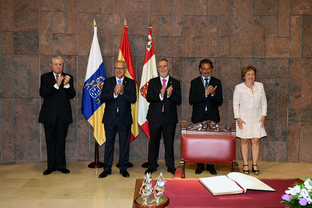 De izquierda a derecha: Óscar Maúrtua de Romaña, Casimiro Curbelo, Ángel Víctor Torres, Gustavo Matos y Rosa Aguilar.