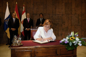 La rectora firma en el libro de honor del Cabildo.