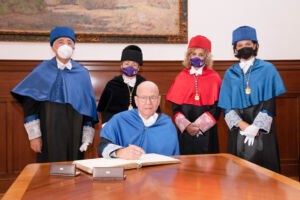 Sharpless firmando en el Libro de Honor de la institución.