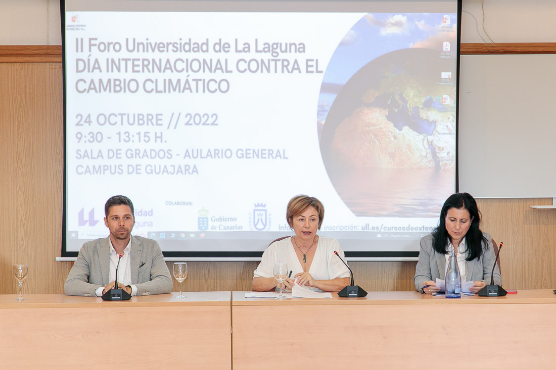 De izquierda a derecha: el consejero insular, Javier Rodríguez; la rectora, Rosa Aguilar; y la vicerrectora, Montserrat Acosta.
