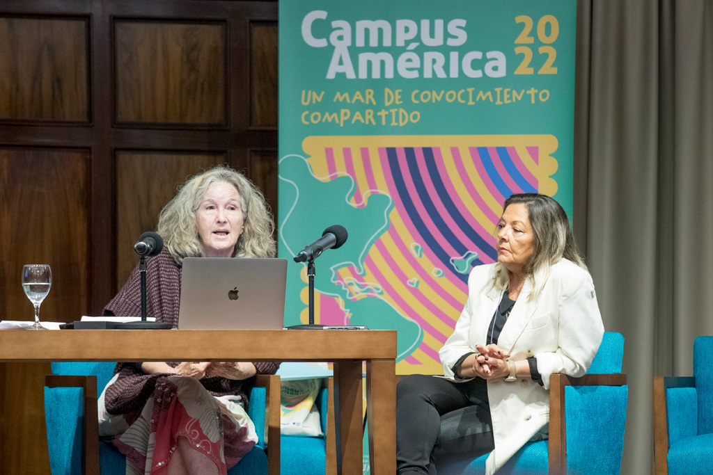 María Luisa Cabrera Pérez Armiñán (i) y Lourdes González Luis durante la intervención de la primera.