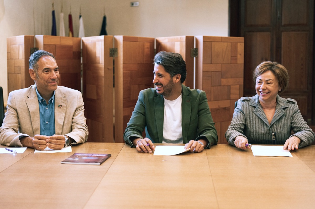 De izquierda a derecha: Vicente Zapata, Luis Yeray Gutiérrez y Rosa Aguilar durante la presentación de la segunda edición de 'Comunidad'.