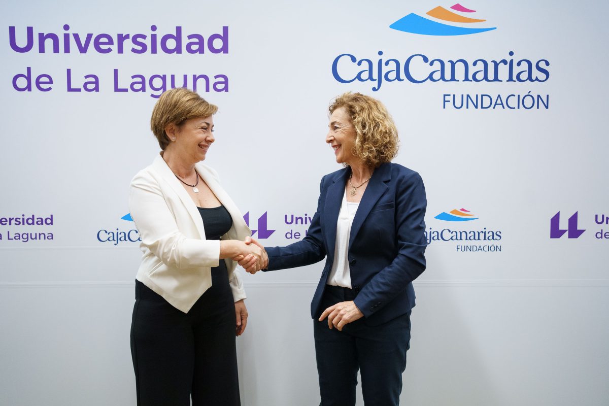 La rectora de la ULL y la presidenta de Fundación CajaCanarias tras la firma de este nuevo acuerdo.