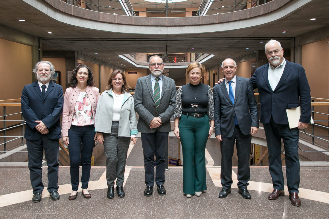 Foto de familia de los ponentes y autoridades participantes en este homenaje a Emilio Ontiveros