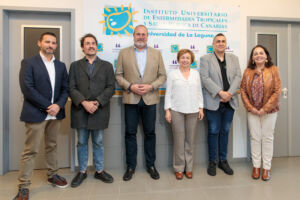 De izquierda a derecha: el subdirector del Instituto, Javier Hernández; el vicerrector de Investigación y Transferencia, Ernesto Pereda; el consejero insular de Carreteras, Movilidad, Innovación y Cultura, Enrique Arriaga; la rectora de la ULL, Rosa Aguilar; el director del instituto, Jacob Lorenzo; y la directora insular de Innovación, Aránzazu Artal, tras la firma del convenio.