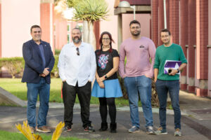 Jorge Méndez (el primero por la izquierda) con los integrantes de su equipo de investigación Pablo Acosta Mora, Sheila Torres García, Miguel Medina Alayón y Javier del Castillo Vargas.