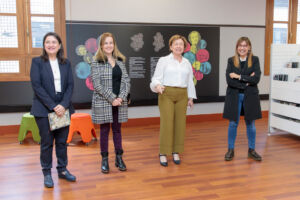 De izquierda a derecha: la jefa de Servicio de Ordenación e Innovación Educativa, Marisa Calcines; la decana de Educación, Esperanza Ceballos; la rectora, Rosa Aguilar; y la subdirectora del Servicio de Biblioteca, Carmen Julia Hernández, durante la inauguración del nuevo espacio de igualdad.