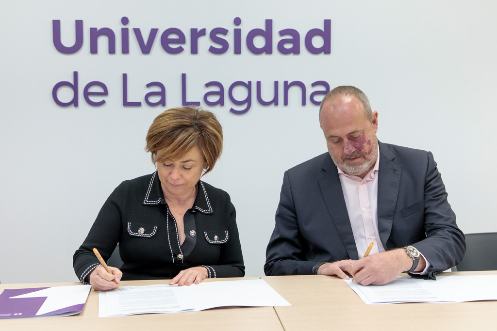 La rectora de la ULL y el vicepresidente Primero del Cabildo de Tenerife firmando el convenio que pone en marcha el programa Talentum