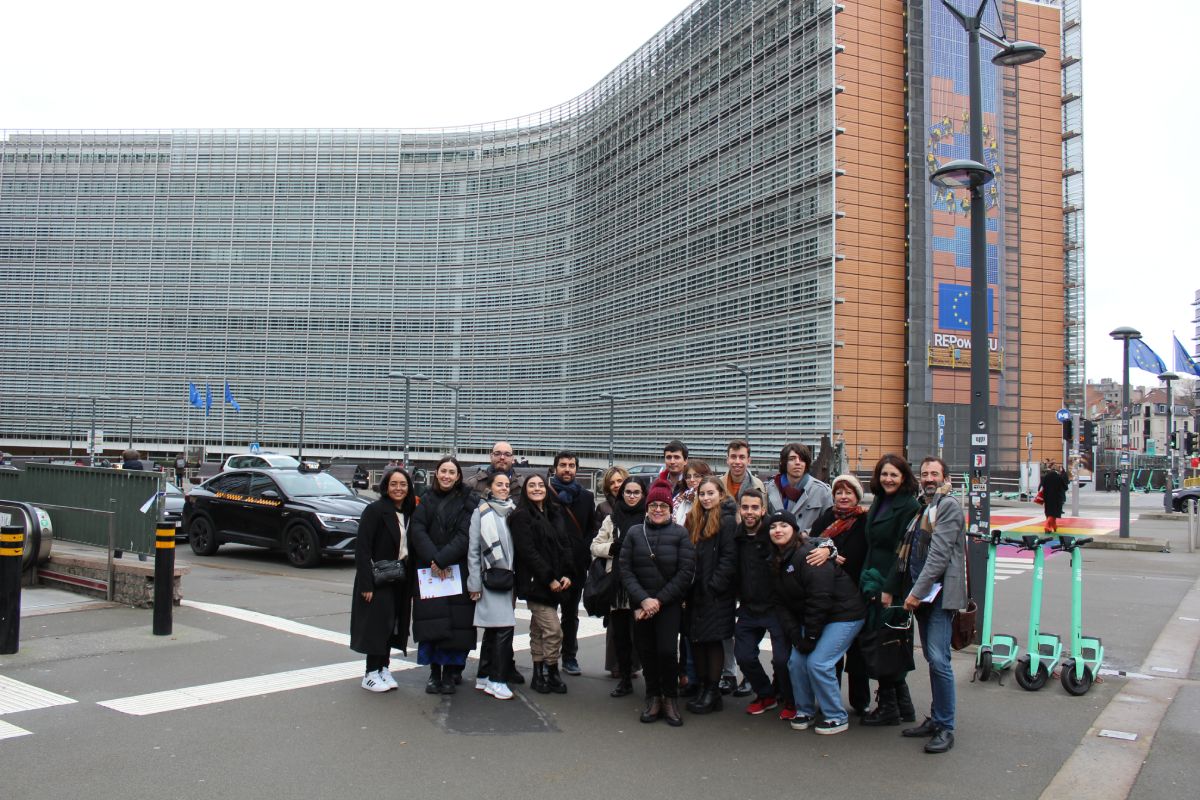 Los estudiantes y docentes del proyecto Haiku ante el edificio de la Comisión Europea en Bruselas.