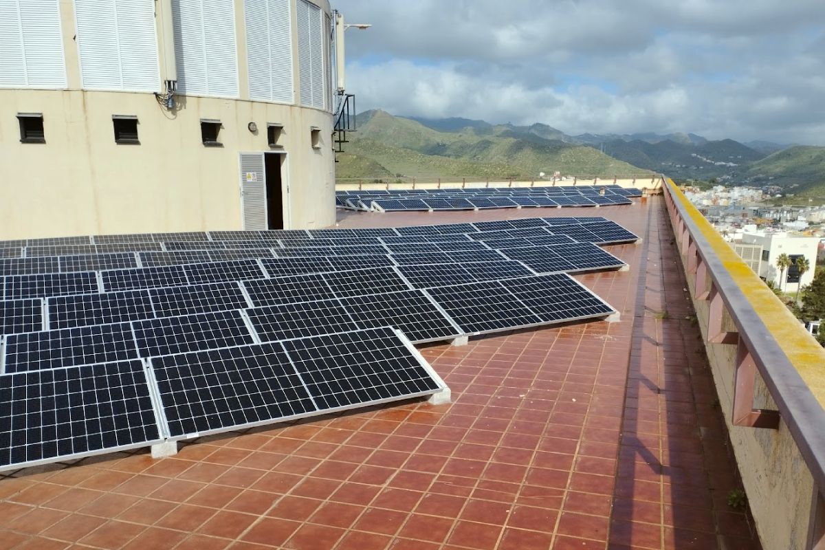 Imagen de las placas fotovoltaicas instaladas a finales de 2022 en la cubierta de la Biblioteca General y de Humanidades del Campus de Guajara.