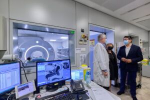 José Luis González Mora, Rosa Aguilar y Pedro Martín visitan esta nueva infraestructura científica.