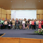 Foto de familia de todas las personas premiadas al finalizar la ceremonia del Día Institucional de 2023