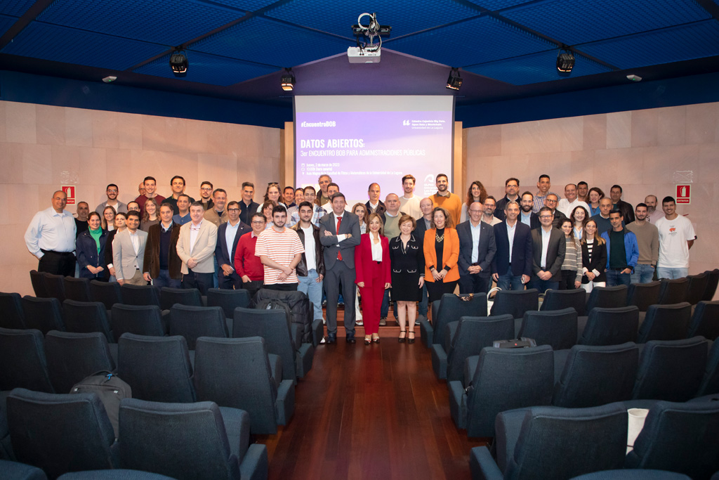 Foto de familia de ponentes y participantes en estas III Jornadas de la Cátedra Cajasiete de Big Data, Open Data y Blockchain de la Universidad de La Laguna.