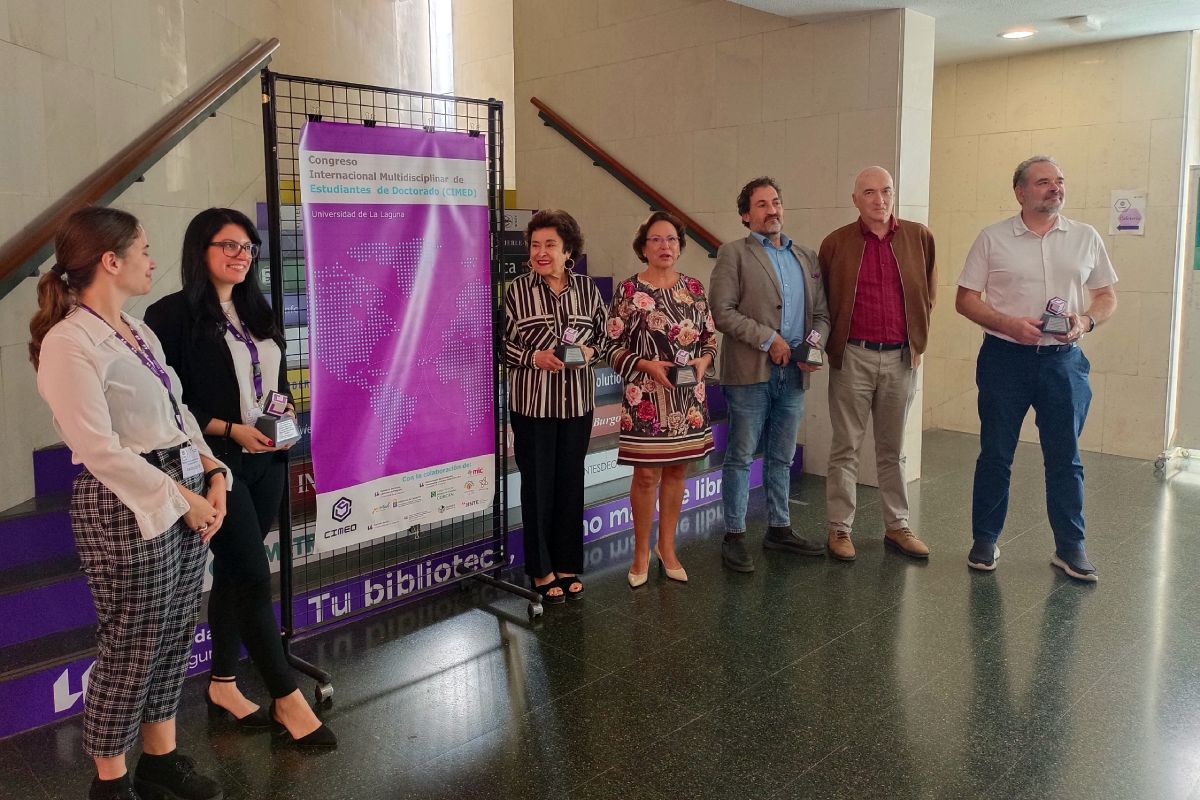 Foto de grupo del vicerrector de investigación, la presidenta del Consejo Social y representantes de las entidades patrocinadoras del CIMED.