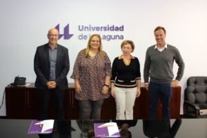 De izquierda a derecha: el vicerrector Juan Albino Méndez; la presidenta de la federación, Elena Méndez; la rectora, Rosa Aguilar; y el responsable de Relaciones institucionales, Ciro Gutiérrez.