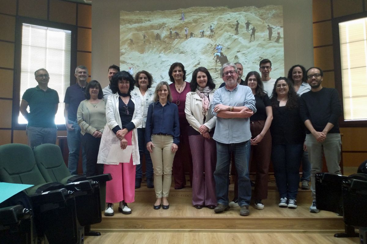 Foto de grupo de las personas participantes en la jornada como ponentes.