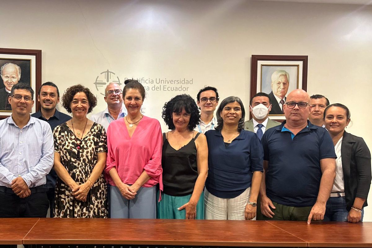 La delegación de la ULL, con la vicerrectora Lidia Cabrera a la cabeza, con la rectora y equipo de gobierno de la PUCE en Santo Domingo.