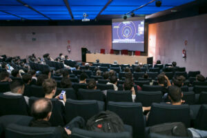 La conferencia se desarrolló en el Aula Magna Blas Cabrera de la Facultad de ciencias.