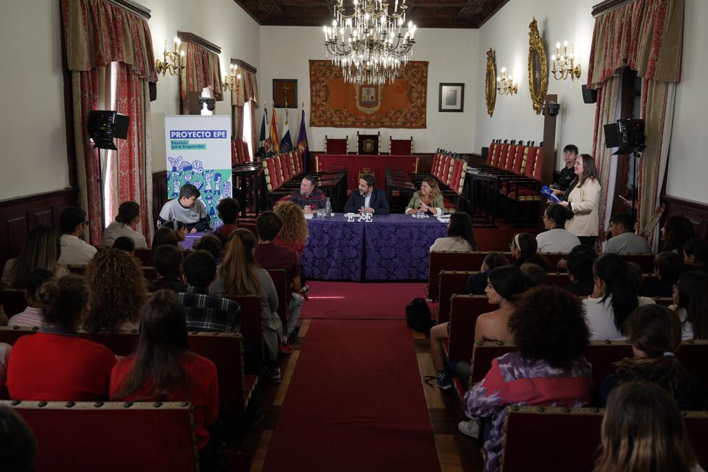 La sesión se celebró en el Ayuntamiento de La Laguna.