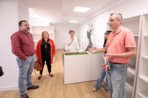 El recepcionista del colegio, José Ángel Arvelo (derecha). explica a la rectora Rosa Aguilar, vicerrectora Lastenia Hernández y director de secretariado David Pérez las acciones de reforma realizadas.