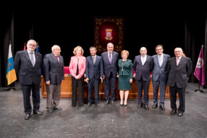Foto de grupo del nuevo rector con la rectora saliente, los ex rectores y rectoras de la ULL y su homólogo de la ULPGC.