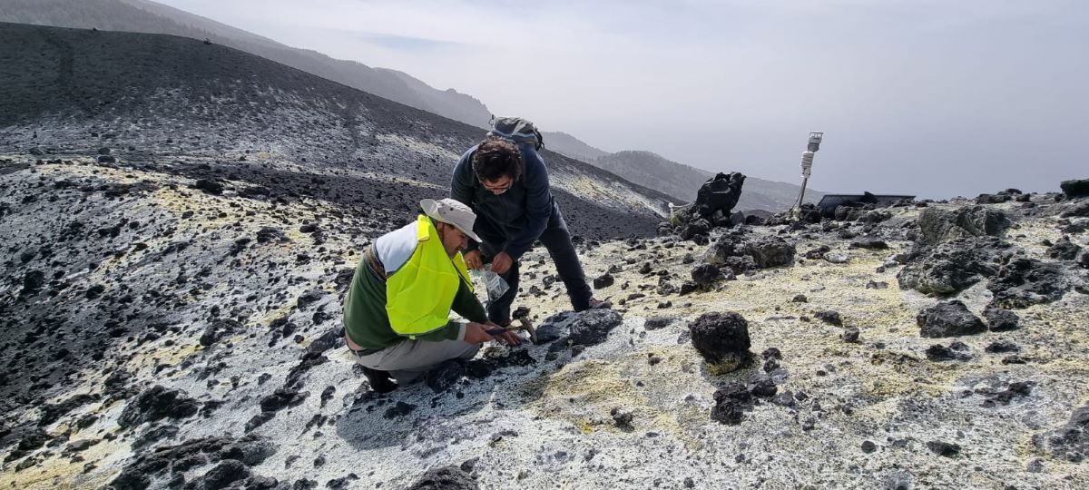 El equipo de investigación recogiendo muestras en los terrenos aledaños al volcán.