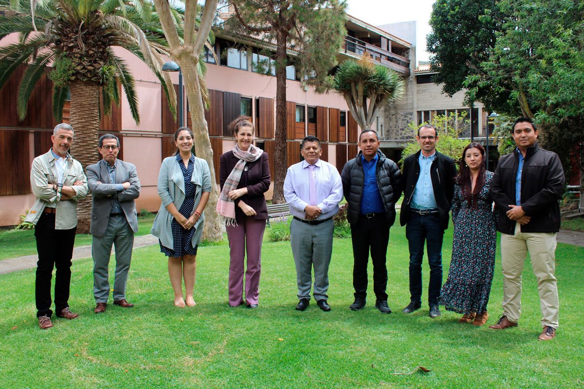 Foto de grupo de la delegación de la ULEAM y la representación institucional de la ULL durante el encuentro en el Vicerrectorado de Proyección, Internacionalización y Cooperación.