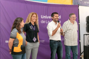 El rector, Francisco García, junto a la responsable del Servicio de Deportes de la ULL, Begoña López, en la entrega de trofeos.